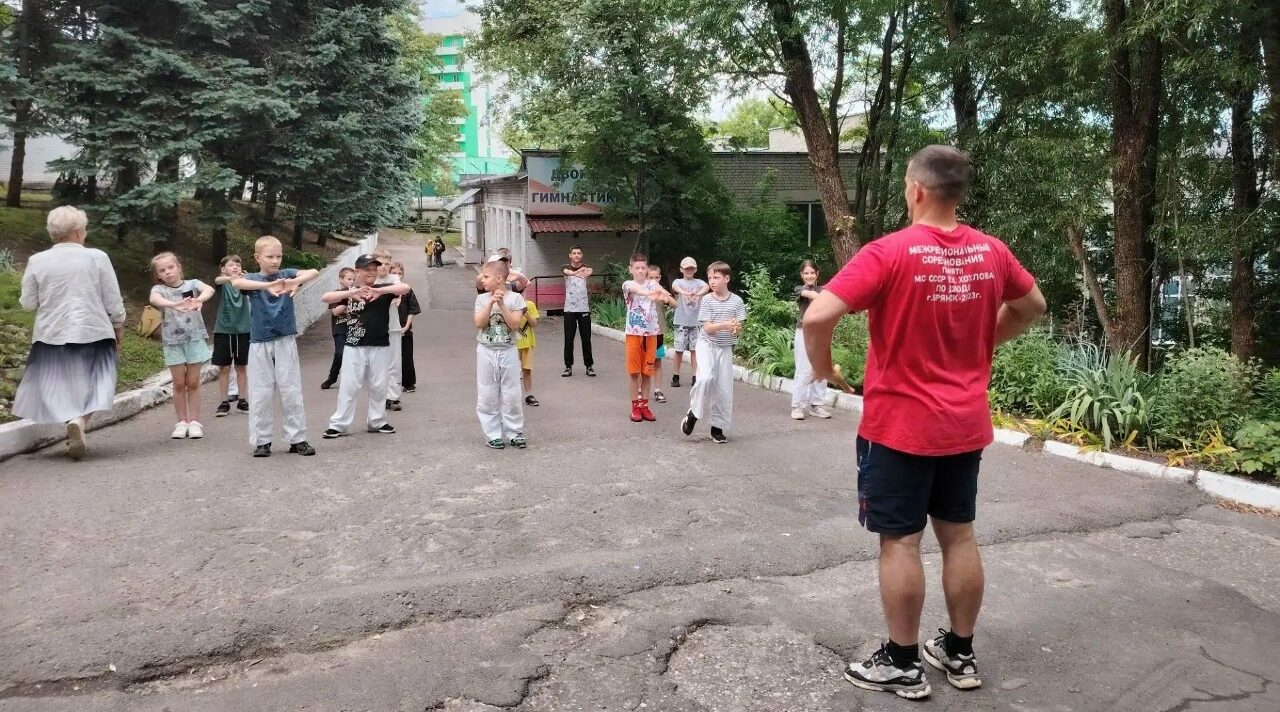 В Брянске прошла зарядка с чемпионом