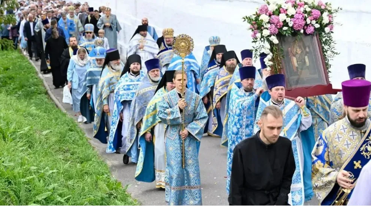 В Брянске прошел крестный ход в честь Свенской иконы Божьей Матери
