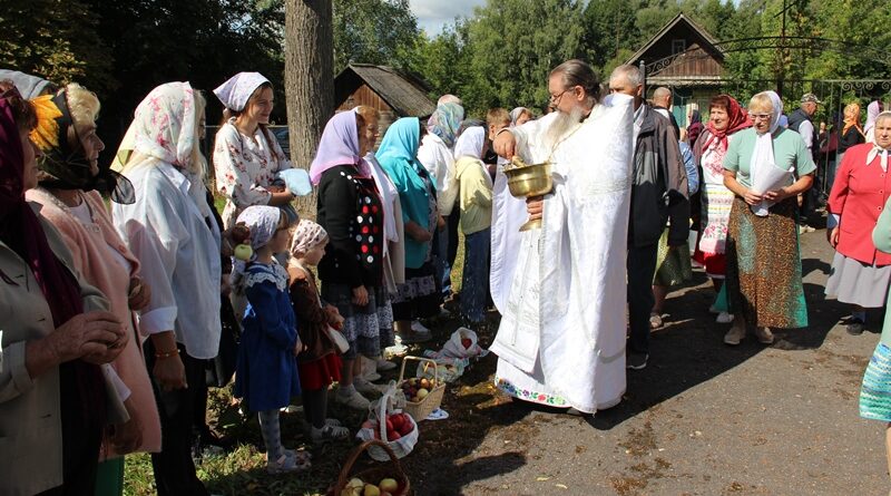 Светлое торжество Яблочного Спаса в красногорских Колюдах Брянщины