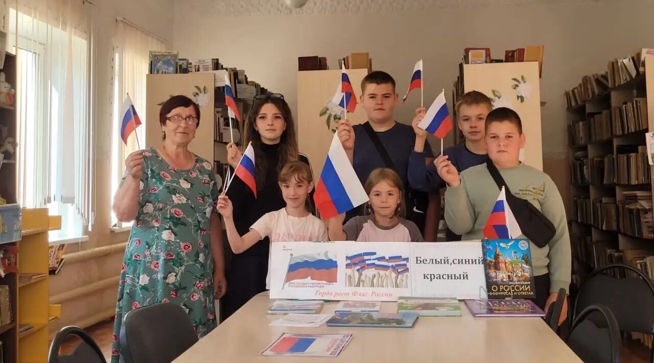 В Любовшанской библиотеке брянской Красногорщины прошёл познавательный час «История России в символах её»