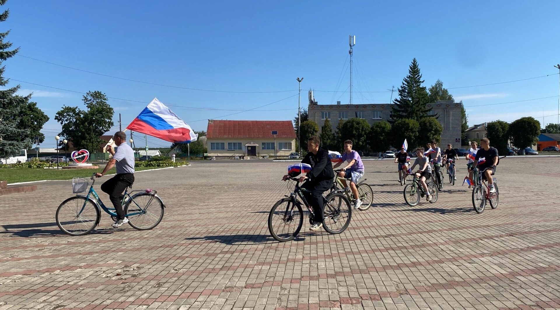 В брянской Красной Горе в честь Дня Государственного флага Российской Федерации организовали велопробег