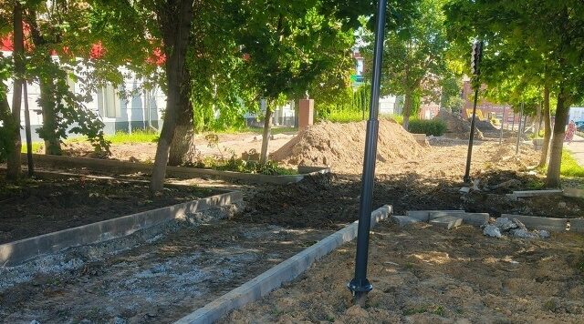В брянском Новозыбкове ведут работы по благоустройству аллеи Славы