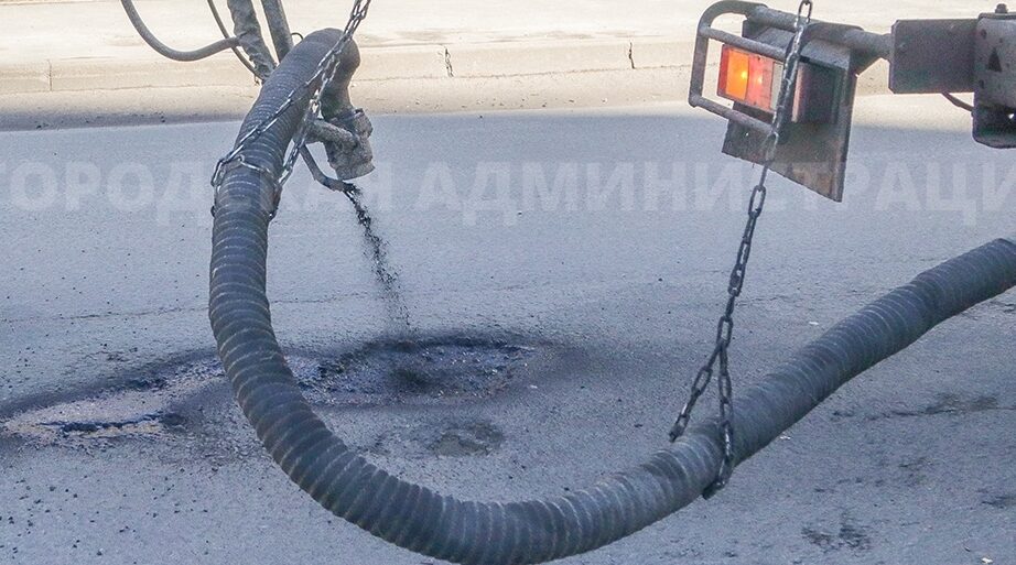 В Брянске продолжается ямочный ремонт дорог