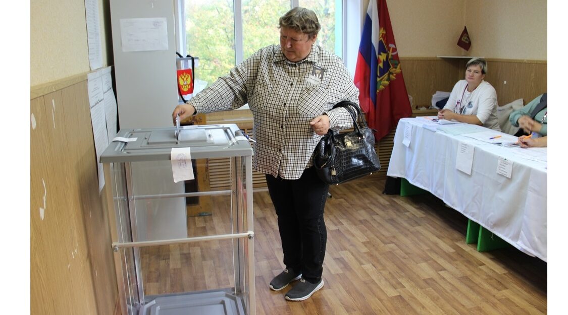  В Красногорском районе Брянщины мама участника СВО пришла на выборы