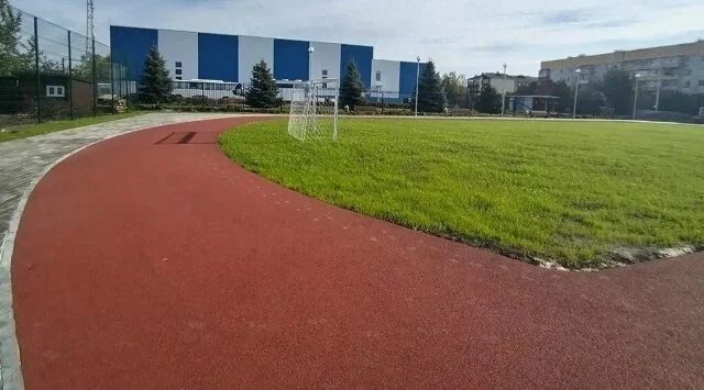 В брянском Трубчевске идет завершающий этап благоустройства спортплощадки