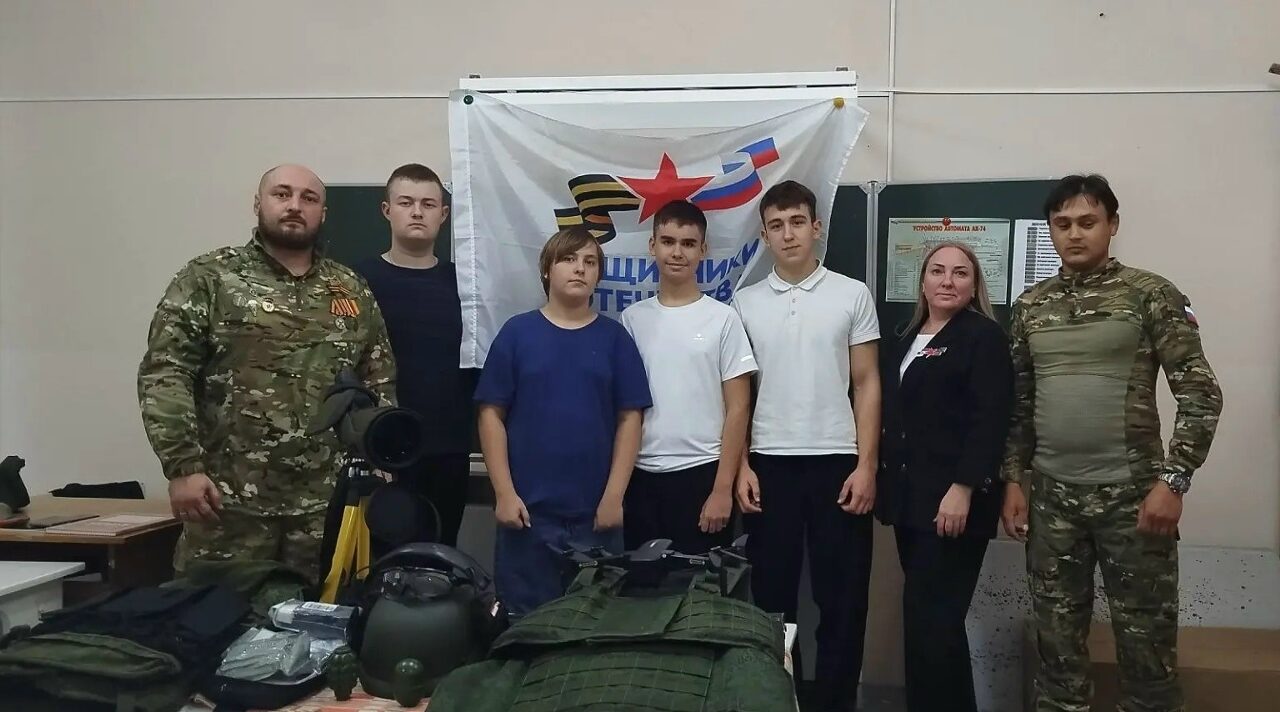 В школе брянских Клинцов ветеран СВО преподает основы безопасности и защиты Родины 