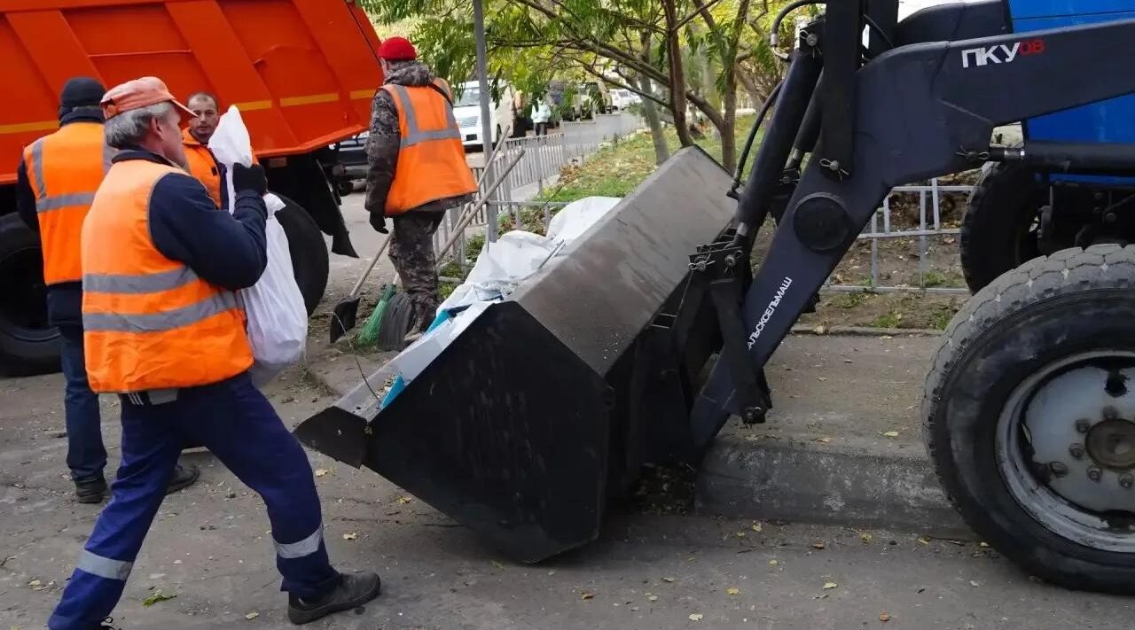 В Брянске строительных компаний и волонтеры устраняют последствия атаки беспилотника на дома